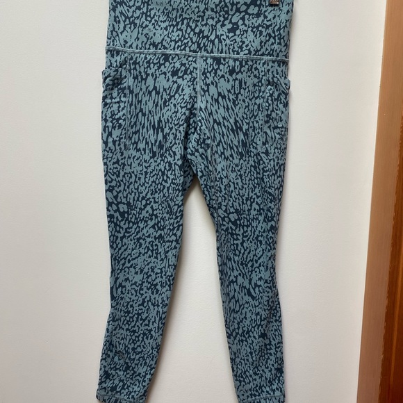 Athleta Salutation Stash Pocket II Printed 7/8 Tights - Picture 4 of 5